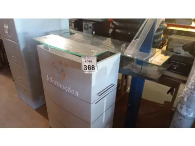 LOTE 368 - 01 BALCÃO DE ATENDIMENTO E 01 BALCÃO COM BASE DE FERRO E APOIO DE VIDRO E DIVISÓRIAS. (NO ESTADO) ATENÇÃO! FAZER A VISITAÇÃO ANTES DE ARREMATAR, NÃO SABEMOS SE FUNCIONA. LEILÃO NÃO TEM GARANTIA E NEM DEVOLUÇÃO, SUJEITO A POSSÍVEIS AVARIAS VISÍVEIS/OCULTAS E/OU AUSÊNCIA DE COMPONENTES.