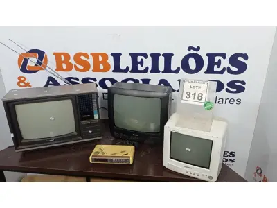 LOTE 318 - 02 TV’S DE TUBO MARAS SHARP E CCE, 01 MINI TV E 01 RADIO RELÓGIO. (NO ESTADO) ATENÇÃO! FAZER A VISITAÇÃO ANTES DE ARREMATAR, NÃO SABEMOS SE FUNCIONA. LEILÃO NÃO TEM GARANTIA E NEM DEVOLUÇÃO, SUJEITO A POSSÍVEIS AVARIAS VISÍVEIS/OCULTAS E/OU AUSÊNCIA DE COMPONENTES.