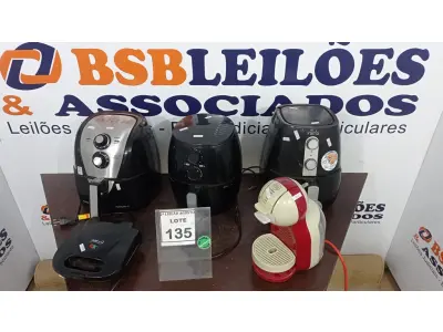 LOTE 135 - 03 FRITADEIRAS A AR, 01 CAFETEIRA E 01 SANDUICHEIRA. (NO ESTADO) ATENÇÃO! FAZER A VISITAÇÃO ANTES DE ARREMATAR, NÃO SABEMOS SE FUNCIONA. LEILÃO NÃO TEM GARANTIA E NEM DEVOLUÇÃO, SUJEITO A POSSÍVEIS AVARIAS VISÍVEIS/OCULTAS E/OU AUSÊNCIA DE COMPONENTES.