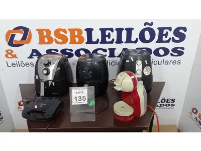 LOTE 135 - 03 FRITADEIRAS A AR, 01 CAFETEIRA E 01 SANDUICHEIRA. (NO ESTADO) ATENÇÃO! FAZER A VISITAÇÃO ANTES DE ARREMATAR, NÃO SABEMOS SE FUNCIONA. LEILÃO NÃO TEM GARANTIA E NEM DEVOLUÇÃO, SUJEITO A POSSÍVEIS AVARIAS VISÍVEIS/OCULTAS E/OU AUSÊNCIA DE COMPONENTES.