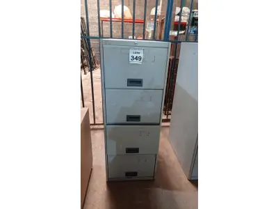 LOTE 349 - 01 ARQUIVO DE AÇO COM 04 GAVETAS. (NO ESTADO) ATENÇÃO! FAZER A VISITAÇÃO ANTES DE ARREMATAR, NÃO SABEMOS SE FUNCIONA. LEILÃO NÃO TEM GARANTIA E NEM DEVOLUÇÃO, SUJEITO A POSSÍVEIS AVARIAS VISÍVEIS/OCULTAS E/OU AUSÊNCIA DE COMPONENTES.