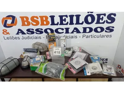 LOTE 418 - 01 LOTE COM VÁRIAS LUMINÁRIAS DE TAMANHOS E MODELOS DIVERSOS. (NO ESTADO) ATENÇÃO! FAZER A VISITAÇÃO ANTES DE ARREMATAR, NÃO SABEMOS SE FUNCIONA, LEILÃO NÃO TEM GARANTIA E NEM DEVOLUÇÃO, SUJEITO A POSSÍVEIS AVARIAS VISÍVEIS/OCULTAS E/OU AUSÊNCIA DE COMPONENTES.