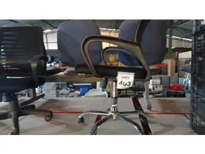 LOTE 403 - 01 CADEIRA DE ESCRITÓRIO COM RODINHAS. (NO ESTADO) ATENÇÃO! FAZER A VISITAÇÃO ANTES DE ARREMATAR, NÃO SABEMOS SE FUNCIONA. LEILÃO NÃO TEM GARANTIA E NEM DEVOLUÇÃO, SUJEITO A POSSÍVEIS AVARIAS VISÍVEIS/OCULTAS E/OU AUSÊNCIA DE COMPONENTES.