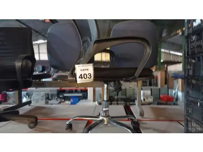 LOTE 403 - 01 CADEIRA DE ESCRITÓRIO COM RODINHAS. (NO ESTADO) ATENÇÃO! FAZER A VISITAÇÃO ANTES DE ARREMATAR, NÃO SABEMOS SE FUNCIONA. LEILÃO NÃO TEM GARANTIA E NEM DEVOLUÇÃO, SUJEITO A POSSÍVEIS AVARIAS VISÍVEIS/OCULTAS E/OU AUSÊNCIA DE COMPONENTES.
