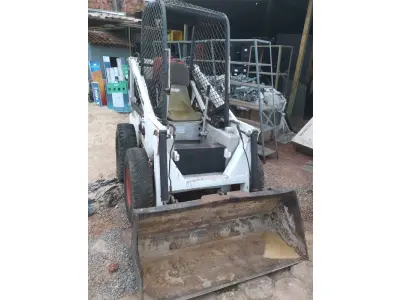 LOTE 526 - 01 BOBCAT M611 DIESEL COM PÁ BATERIA NOVA( NO ESTADO)