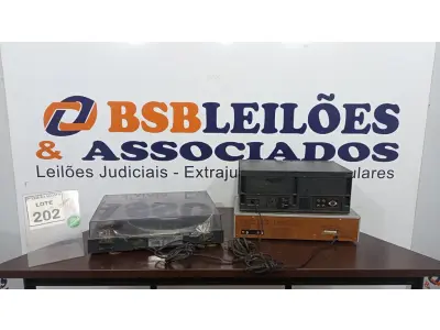 LOTE 202 - 01 VINIL E 02 TOCA-FITAS CASSETE. (NO ESTADO) ATENÇÃO! FAZER A VISITAÇÃO ANTES DE ARREMATAR, NÃO SABEMOS SE FUNCIONA. LEILÃO NÃO TEM GARANTIA E NEM DEVOLUÇÃO, SUJEITO A POSSÍVEIS AVARIAS VISÍVEIS/OCULTAS E/OU AUSÊNCIA DE COMPONENTES.