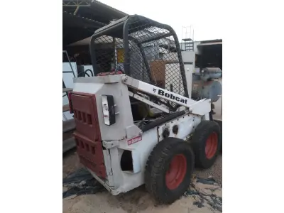 LOTE 526 - 01 BOBCAT M611 DIESEL COM PÁ BATERIA NOVA( NO ESTADO)