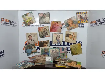 LOTE 206 - 01 LOTE COM GRANDE QUANTIDADE DE DISCOS DE VINIL. (NO ESTADO) ATENÇÃO! FAZER A VISITAÇÃO ANTES DE ARREMATAR, NÃO SABEMOS SE FUNCIONA. LEILÃO NÃO TEM GARANTIA E NEM DEVOLUÇÃO, SUJEITO A POSSÍVEIS AVARIAS VISÍVEIS/OCULTAS E/OU AUSÊNCIA DE COMPONENTES.