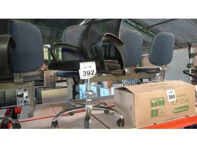 LOTE 392 - 01 CADEIRA DE ESCRITÓRIO COM RODINHAS. (NO ESTADO) ATENÇÃO! FAZER A VISITAÇÃO ANTES DE ARREMATAR, NÃO SABEMOS SE FUNCIONA. LEILÃO NÃO TEM GARANTIA E NEM DEVOLUÇÃO, SUJEITO A POSSÍVEIS AVARIAS VISÍVEIS/OCULTAS E/OU AUSÊNCIA DE COMPONENTES.