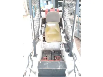 LOTE 526 - 01 BOBCAT M611 DIESEL COM PÁ BATERIA NOVA( NO ESTADO)