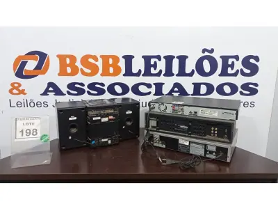 LOTE 198 - 01 MINISYSTEM COM 02 CAIXAS MARCA PHILCO, 01 BLU-RAY MARCA SAMSUNG, 01 APARELHO DE VÍDEO CASSETE E 01 APARELHO DVD. (NO ESTADO) ATENÇÃO! FAZER A VISITAÇÃO ANTES DE ARREMATAR, NÃO SABEMOS SE FUNCIONA. LEILÃO NÃO TEM GARANTIA E NEM DEVOLUÇÃO, SUJEITO A POSSÍVEIS AVARIAS VISÍVEIS/OCULTAS E/OU AUSÊNCIA DE COMPONENTES.