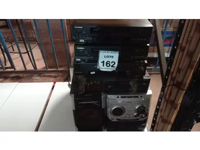 LOTE 162 - 03 APARELHOS DE VÍDEO CASSETE, 01 APARELHO DE COM 03 CAIXAS E 01 APARELHO DE SOM MODULAR. (NO ESTADO) ATENÇÃO! FAZER A VISITAÇÃO ANTES DE ARREMATAR, NÃO SABEMOS SE FUNCIONA. LEILÃO NÃO TEM GARANTIA E NEM DEVOLUÇÃO, SUJEITO A POSSÍVEIS AVARIAS VISÍVEIS/OCULTAS E/OU AUSÊNCIA DE COMPONENTES.