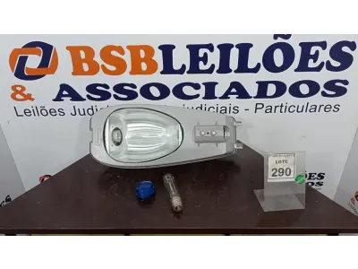 LOTE 290 - 01 LUMINÁRIA DE POSTE. (NO ESTADO) ATENÇÃO! FAZER A VISITAÇÃO ANTES DE ARREMATAR, NÃO SABEMOS SE FUNCIONA. LEILÃO NÃO TEM GARANTIA E NEM DEVOLUÇÃO, SUJEITO A POSSÍVEIS AVARIAS VISÍVEIS/OCULTAS E/OU AUSÊNCIA DE COMPONENTES.