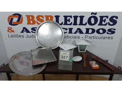 LOTE 327 - 02 LUMINÁRIAS, 03 BANDEJAS INOX, 02 COLHERES DE PAU E 01 CARREGADOR VEICULAR PARA CELULAR. (NO ESTADO) ATENÇÃO! FAZER A VISITAÇÃO ANTES DE ARREMATAR, NÃO SABEMOS SE FUNCIONA. LEILÃO NÃO TEM GARANTIA E NEM DEVOLUÇÃO, SUJEITO A POSSÍVEIS AVARIAS VISÍVEIS/OCULTAS E/OU AUSÊNCIA DE COMPONENTES.