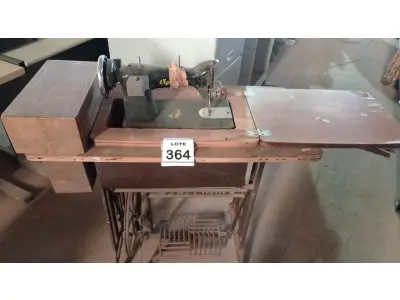 LOTE 364 - 01 MÁQUINA DE COSTURA MARCA VIGORELLI. (NO ESTADO) ATENÇÃO! FAZER A VISITAÇÃO ANTES DE ARREMATAR, NÃO SABEMOS SE FUNCIONA. LEILÃO NÃO TEM GARANTIA E NEM DEVOLUÇÃO, SUJEITO A POSSÍVEIS AVARIAS VISÍVEIS/OCULTAS E/OU AUSÊNCIA DE COMPONENTES.