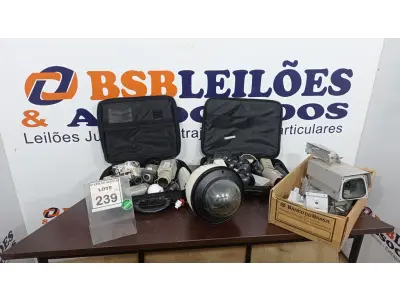 LOTE 239 - 01 LOTE COM GRANDE QUANTIDADE DE CÂMERAS DE MONITORAMENTO DE MARCAS E MODELOS DIVERSOS. (NO ESTADO) ATENÇÃO! FAZER A VISITAÇÃO ANTES DE ARREMATAR, NÃO SABEMOS SE FUNCIONA. LEILÃO NÃO TEM GARANTIA E NEM DEVOLUÇÃO, SUJEITO A POSSÍVEIS AVARIAS VISÍVEIS/OCULTAS E/OU AUSÊNCIA DE COMPONENTES.