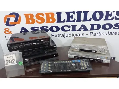 LOTE 282 - 05 APARELHOS DE VÍDEO CASSETE E 01 CONTROLADOR DE ILUMINAÇÃO MODELO DMX 512. (NO ESTADO) ATENÇÃO! FAZER A VISITAÇÃO ANTES DE ARREMATAR, NÃO SABEMOS SE FUNCIONA. LEILÃO NÃO TEM GARANTIA E NEM DEVOLUÇÃO, SUJEITO A POSSÍVEIS AVARIAS VISÍVEIS/OCULTAS E/OU AUSÊNCIA DE COMPONENTES.