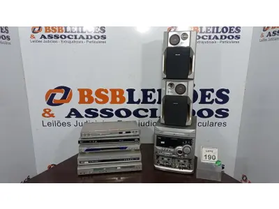 LOTE 190 - 05 APARELHOS DVD, 01 APARELHO DE SOM COM 02 CAIXAS. (NO ESTADO) ATENÇÃO! FAZER A VISITAÇÃO ANTES DE ARREMATAR, NÃO SABEMOS SE FUNCIONA. LEILÃO NÃO TEM GARANTIA E NEM DEVOLUÇÃO, SUJEITO A POSSÍVEIS AVARIAS VISÍVEIS/OCULTAS E/OU AUSÊNCIA DE COMPONENTES.
