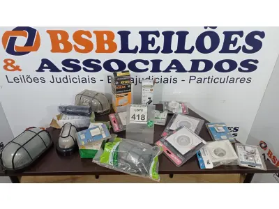 LOTE 418 - 01 LOTE COM VÁRIAS LUMINÁRIAS DE TAMANHOS E MODELOS DIVERSOS. (NO ESTADO) ATENÇÃO! FAZER A VISITAÇÃO ANTES DE ARREMATAR, NÃO SABEMOS SE FUNCIONA, LEILÃO NÃO TEM GARANTIA E NEM DEVOLUÇÃO, SUJEITO A POSSÍVEIS AVARIAS VISÍVEIS/OCULTAS E/OU AUSÊNCIA DE COMPONENTES.