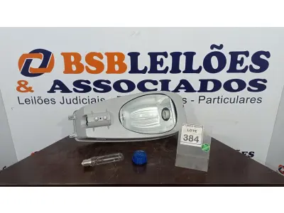 LOTE 384 - 01 LUMINÁRIA DE POSTE. (NO ESTADO) ATENÇÃO! FAZER A VISITAÇÃO ANTES DE ARREMATAR, NÃO SABEMOS SE FUNCIONA. LEILÃO NÃO TEM GARANTIA E NEM DEVOLUÇÃO, SUJEITO A POSSÍVEIS AVARIAS VISÍVEIS/OCULTAS E/OU AUSÊNCIA DE COMPONENTES.