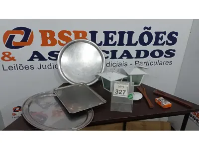 LOTE 327 - 02 LUMINÁRIAS, 03 BANDEJAS INOX, 02 COLHERES DE PAU E 01 CARREGADOR VEICULAR PARA CELULAR. (NO ESTADO) ATENÇÃO! FAZER A VISITAÇÃO ANTES DE ARREMATAR, NÃO SABEMOS SE FUNCIONA. LEILÃO NÃO TEM GARANTIA E NEM DEVOLUÇÃO, SUJEITO A POSSÍVEIS AVARIAS VISÍVEIS/OCULTAS E/OU AUSÊNCIA DE COMPONENTES.