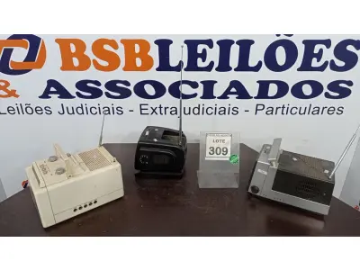 LOTE 309 - 03 MINIS TV PORTÁTIL DE MARCAS VARIADAS. (NO ESTADO) ATENÇÃO! FAZER A VISITAÇÃO ANTES DE ARREMATAR, NÃO SABEMOS SE FUNCIONA. LEILÃO NÃO TEM GARANTIA E NEM DEVOLUÇÃO, SUJEITO A POSSÍVEIS AVARIAS VISÍVEIS/OCULTAS E/OU AUSÊNCIA DE COMPONENTES.