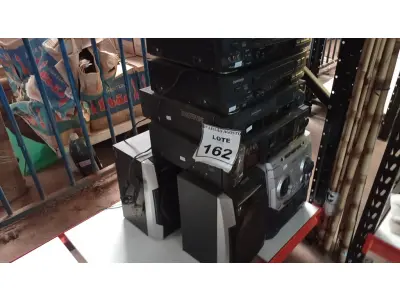 LOTE 162 - 03 APARELHOS DE VÍDEO CASSETE, 01 APARELHO DE COM 03 CAIXAS E 01 APARELHO DE SOM MODULAR. (NO ESTADO) ATENÇÃO! FAZER A VISITAÇÃO ANTES DE ARREMATAR, NÃO SABEMOS SE FUNCIONA. LEILÃO NÃO TEM GARANTIA E NEM DEVOLUÇÃO, SUJEITO A POSSÍVEIS AVARIAS VISÍVEIS/OCULTAS E/OU AUSÊNCIA DE COMPONENTES.