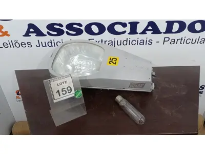LOTE 159 - 01 LUMINÁRIA DE POSTE. (NO ESTADO) ATENÇÃO! FAZER A VISITAÇÃO ANTES DE ARREMATAR, NÃO SABEMOS SE FUNCIONA. LEILÃO NÃO TEM GARANTIA E NEM DEVOLUÇÃO, SUJEITO A POSSÍVEIS AVARIAS VISÍVEIS/OCULTAS E/OU AUSÊNCIA DE COMPONENTES.