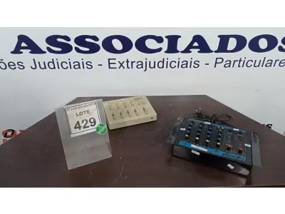 LOTE 429 - 01 MIX STÉREO ROLAND MX-5 E 01 MESA DE SOM. (NO ESTADO) ATENÇÃO! FAZER A VISITAÇÃO ANTES DE ARREMATAR, NÃO SABEMOS SE FUNCIONA. LEILÃO NÃO TEM GARANTIA E NEM DEVOLUÇÃO, SUJEITO A POSSÍVEIS AVARIAS VISÍVEIS/OCULTAS E/OU AUSÊNCIA DE COMPONENTES.