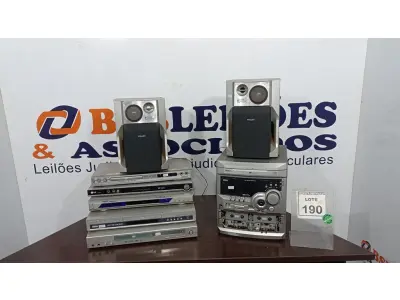 LOTE 190 - 05 APARELHOS DVD, 01 APARELHO DE SOM COM 02 CAIXAS. (NO ESTADO) ATENÇÃO! FAZER A VISITAÇÃO ANTES DE ARREMATAR, NÃO SABEMOS SE FUNCIONA. LEILÃO NÃO TEM GARANTIA E NEM DEVOLUÇÃO, SUJEITO A POSSÍVEIS AVARIAS VISÍVEIS/OCULTAS E/OU AUSÊNCIA DE COMPONENTES.