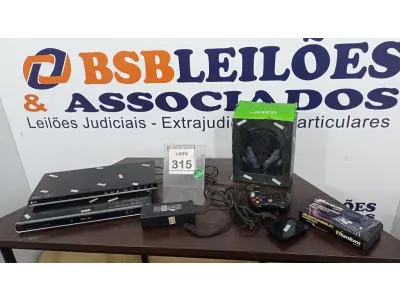 LOTE 315 - 01 HEADSET, 01 FONTE DE XBOX, 01 JOYSTICK XBOX 360, 01 HD BOX COM JOGOS, 01 JOGO SOQUETES 41 PEÇAS E 02 APARELHOS DE DVD. (NO ESTADO) ATENÇÃO! FAZER A VISITAÇÃO ANTES DE ARREMATAR, NÃO SABEMOS SE FUNCIONA. LEILÃO NÃO TEM GARANTIA E NEM DEVOLUÇÃO, SUJEITO A POSSÍVEIS AVARIAS VISÍVEIS/OCULTAS E/OU AUSÊNCIA DE COMPONENTES.