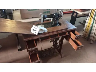 LOTE 362 - 01 MÁQUINA DE COSTURA MARCA SINGER. (NO ESTADO) ATENÇÃO! FAZER A VISITAÇÃO ANTES DE ARREMATAR, NÃO SABEMOS SE FUNCIONA. LEILÃO NÃO TEM GARANTIA E NEM DEVOLUÇÃO, SUJEITO A POSSÍVEIS AVARIAS VISÍVEIS/OCULTAS E/OU AUSÊNCIA DE COMPONENTES.