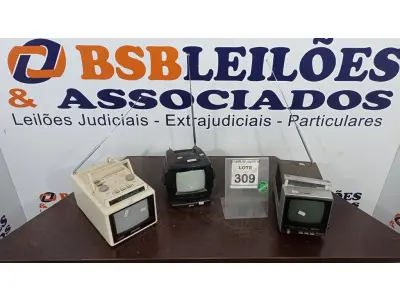 LOTE 309 - 03 MINIS TV PORTÁTIL DE MARCAS VARIADAS. (NO ESTADO) ATENÇÃO! FAZER A VISITAÇÃO ANTES DE ARREMATAR, NÃO SABEMOS SE FUNCIONA. LEILÃO NÃO TEM GARANTIA E NEM DEVOLUÇÃO, SUJEITO A POSSÍVEIS AVARIAS VISÍVEIS/OCULTAS E/OU AUSÊNCIA DE COMPONENTES.