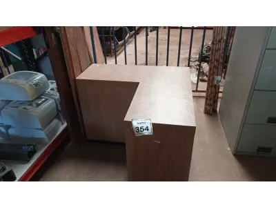 LOTE 354 - 01 BANCADA DE CANTO EM L EM MADEIRA E 01 PORTA DE MADEIRA. (NO ESTADO) ATENÇÃO! FAZER A VISITAÇÃO ANTES DE ARREMATAR, NÃO SABEMOS SE FUNCIONA. LEILÃO NÃO TEM GARANTIA E NEM DEVOLUÇÃO, SUJEITO A POSSÍVEIS AVARIAS VISÍVEIS/OCULTAS E/OU AUSÊNCIA DE COMPONENTES.