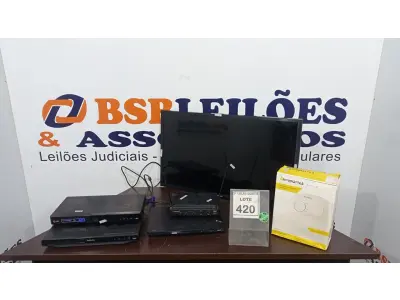 LOTE 420 - 01 TV 32’’ MARCA SAMSUNG, 01 APARELHO BLU RAY, 02 APARELHOS DE DVD, 01 CPU, 01 TECLADO, 01 ROTEADOR E 01 FONTE DE ALIMENTAÇÃO ININTERRUPTA. (NO ESTADO) ATENÇÃO! FAZER A VISITAÇÃO ANTES DE ARREMATAR, NÃO SABEMOS SE FUNCIONA. LEILÃO NÃO TEM GARANTIA E NEM DEVOLUÇÃO, SUJEITO A POSSÍVEIS AVARIAS VISÍVEIS/OCULTAS E/OU AUSÊNCIA DE COMPONENTES.