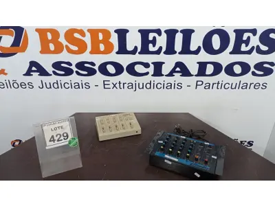 LOTE 429 - 01 MIX STÉREO ROLAND MX-5 E 01 MESA DE SOM. (NO ESTADO) ATENÇÃO! FAZER A VISITAÇÃO ANTES DE ARREMATAR, NÃO SABEMOS SE FUNCIONA. LEILÃO NÃO TEM GARANTIA E NEM DEVOLUÇÃO, SUJEITO A POSSÍVEIS AVARIAS VISÍVEIS/OCULTAS E/OU AUSÊNCIA DE COMPONENTES.