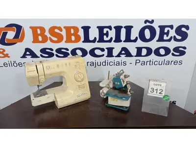 LOTE 312 - 01 MÁQUINA DE COSTURA MARCA SINGER. (NO ESTADO) ATENÇÃO! FAZER A VISITAÇÃO ANTES DE ARREMATAR, NÃO SABEMOS SE FUNCIONA. LEILÃO NÃO TEM GARANTIA E NEM DEVOLUÇÃO, SUJEITO A POSSÍVEIS AVARIAS VISÍVEIS/OCULTAS E/OU AUSÊNCIA DE COMPONENTES.