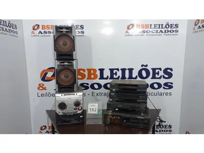 LOTE 162 - 03 APARELHOS DE VÍDEO CASSETE, 01 APARELHO DE COM 03 CAIXAS E 01 APARELHO DE SOM MODULAR. (NO ESTADO) ATENÇÃO! FAZER A VISITAÇÃO ANTES DE ARREMATAR, NÃO SABEMOS SE FUNCIONA. LEILÃO NÃO TEM GARANTIA E NEM DEVOLUÇÃO, SUJEITO A POSSÍVEIS AVARIAS VISÍVEIS/OCULTAS E/OU AUSÊNCIA DE COMPONENTES.