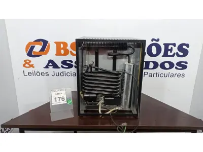 LOTE 176 - 01 ADEGA 40L 220V. (NO ESTADO) ATENÇÃO! FAZER A VISITAÇÃO ANTES DE ARREMATAR, NÃO SABEMOS SE FUNCIONA. LEILÃO NÃO TEM GARANTIA E NEM DEVOLUÇÃO, SUJEITO A POSSÍVEIS AVARIAS VISÍVEIS/OCULTAS E/OU AUSÊNCIA DE COMPONENTES.