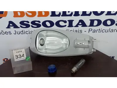 LOTE 334 - 01 LUMINÁRIA DE POSTE. (NO ESTADO) ATENÇÃO! FAZER A VISITAÇÃO ANTES DE ARREMATAR, NÃO SABEMOS SE FUNCIONA. LEILÃO NÃO TEM GARANTIA E NEM DEVOLUÇÃO, SUJEITO A POSSÍVEIS AVARIAS VISÍVEIS/OCULTAS E/OU AUSÊNCIA DE COMPONENTES.