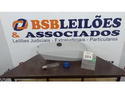 LOTE 384 - 01 LUMINÁRIA DE POSTE. (NO ESTADO) ATENÇÃO! FAZER A VISITAÇÃO ANTES DE ARREMATAR, NÃO SABEMOS SE FUNCIONA. LEILÃO NÃO TEM GARANTIA E NEM DEVOLUÇÃO, SUJEITO A POSSÍVEIS AVARIAS VISÍVEIS/OCULTAS E/OU AUSÊNCIA DE COMPONENTES.
