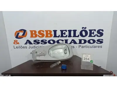 LOTE 254 - 01 LUMINÁRIA DE POSTE. (NO ESTADO) ATENÇÃO! FAZER A VISITAÇÃO ANTES DE ARREMATAR, NÃO SABEMOS SE FUNCIONA. LEILÃO NÃO TEM GARANTIA E NEM DEVOLUÇÃO, SUJEITO A POSSÍVEIS AVARIAS VISÍVEIS/OCULTAS E/OU AUSÊNCIA DE COMPONENTES.