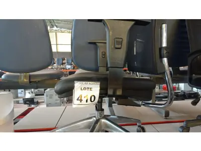 LOTE 410 - 01 CADEIRA DE ESCRITÓRIO COM RODINHAS. (NO ESTADO) ATENÇÃO! FAZER A VISITAÇÃO ANTES DE ARREMATAR, NÃO SABEMOS SE FUNCIONA. LEILÃO NÃO TEM GARANTIA E NEM DEVOLUÇÃO, SUJEITO A POSSÍVEIS AVARIAS VISÍVEIS/OCULTAS E/OU AUSÊNCIA DE COMPONENTES.