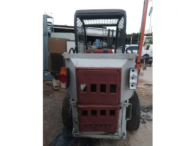 LOTE 526 - 01 BOBCAT M611 DIESEL COM PÁ BATERIA NOVA( NO ESTADO)