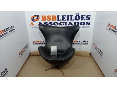 LOTE 348 - 01 POLTRONA EGG PRETA. (NO ESTADO) ATENÇÃO! FAZER A VISITAÇÃO ANTES DE ARREMATAR, NÃO SABEMOS SE FUNCIONA. LEILÃO NÃO TEM GARANTIA E NEM DEVOLUÇÃO, SUJEITO A POSSÍVEIS AVARIAS VISÍVEIS/OCULTAS E/OU AUSÊNCIA DE COMPONENTES.