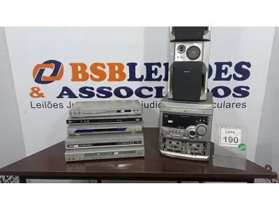 LOTE 190 - 05 APARELHOS DVD, 01 APARELHO DE SOM COM 02 CAIXAS. (NO ESTADO) ATENÇÃO! FAZER A VISITAÇÃO ANTES DE ARREMATAR, NÃO SABEMOS SE FUNCIONA. LEILÃO NÃO TEM GARANTIA E NEM DEVOLUÇÃO, SUJEITO A POSSÍVEIS AVARIAS VISÍVEIS/OCULTAS E/OU AUSÊNCIA DE COMPONENTES.