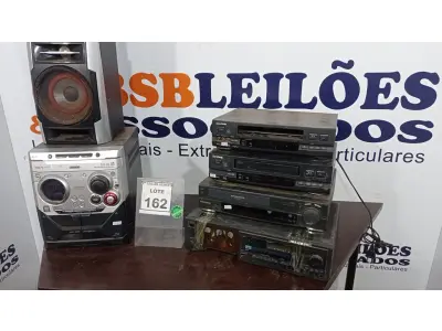 LOTE 162 - 03 APARELHOS DE VÍDEO CASSETE, 01 APARELHO DE COM 03 CAIXAS E 01 APARELHO DE SOM MODULAR. (NO ESTADO) ATENÇÃO! FAZER A VISITAÇÃO ANTES DE ARREMATAR, NÃO SABEMOS SE FUNCIONA. LEILÃO NÃO TEM GARANTIA E NEM DEVOLUÇÃO, SUJEITO A POSSÍVEIS AVARIAS VISÍVEIS/OCULTAS E/OU AUSÊNCIA DE COMPONENTES.