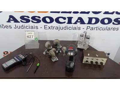 LOTE 427 - 01 LANTERNA COM CARREGADOR, 01 PHMETRO, 01 MULTI-PLAY MP-2, 07 RODINHAS COM BASE E 01 PORTA TEMPERO. (NO ESTADO) ATENÇÃO! FAZER A VISITAÇÃO ANTES DE ARREMATAR, NÃO SABEMOS SE FUNCIONA. LEILÃO NÃO TEM GARANTIA E NEM DEVOLUÇÃO, SUJEITO A POSSÍVEIS AVARIAS VISÍVEIS/OCULTAS E/OU AUSÊNCIA DE COMPONENTES.