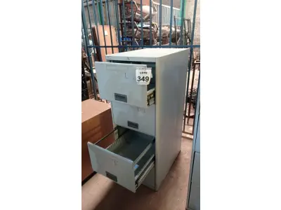 LOTE 349 - 01 ARQUIVO DE AÇO COM 04 GAVETAS. (NO ESTADO) ATENÇÃO! FAZER A VISITAÇÃO ANTES DE ARREMATAR, NÃO SABEMOS SE FUNCIONA. LEILÃO NÃO TEM GARANTIA E NEM DEVOLUÇÃO, SUJEITO A POSSÍVEIS AVARIAS VISÍVEIS/OCULTAS E/OU AUSÊNCIA DE COMPONENTES.