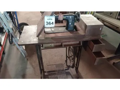 LOTE 364 - 01 MÁQUINA DE COSTURA MARCA VIGORELLI. (NO ESTADO) ATENÇÃO! FAZER A VISITAÇÃO ANTES DE ARREMATAR, NÃO SABEMOS SE FUNCIONA. LEILÃO NÃO TEM GARANTIA E NEM DEVOLUÇÃO, SUJEITO A POSSÍVEIS AVARIAS VISÍVEIS/OCULTAS E/OU AUSÊNCIA DE COMPONENTES.